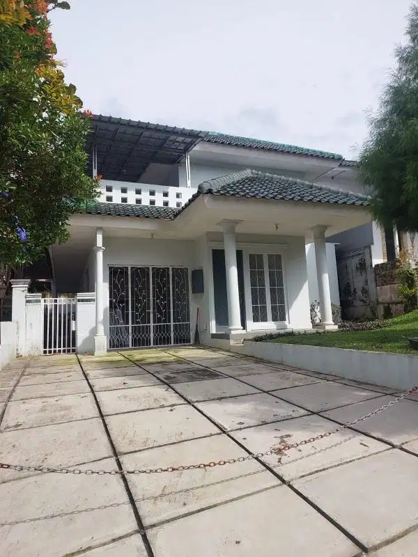 dijual rumah dua lantai bagus rapih dan siap huni