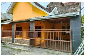 Hunian berada di komplek perumahan kawasan Bandara Solo