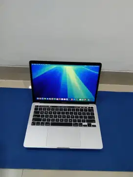 MacBook Pro m2 2022 13 inch. Ram 8/256