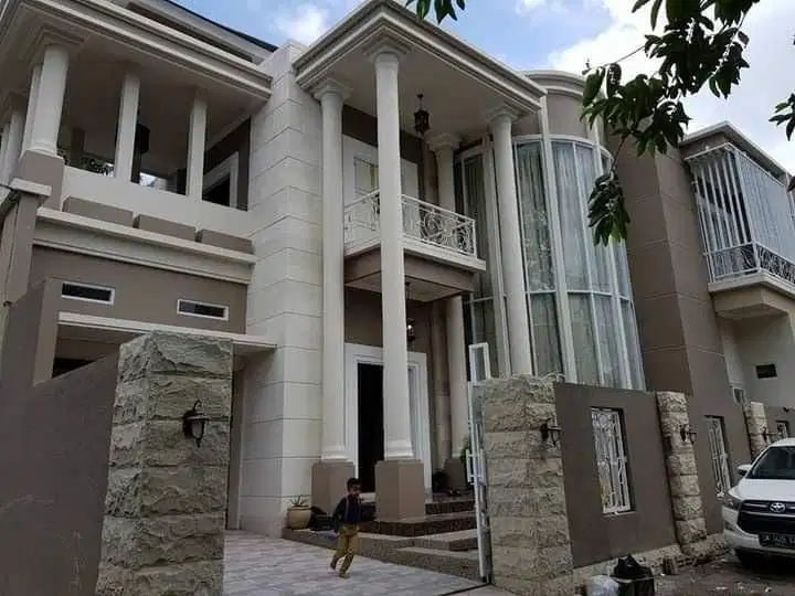 Dijual rumah mewah lantai 2 lokasi monang maning