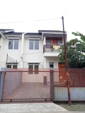 Rumah Baru Minimalis Komplek Sariwangi Taman Belakang Luas