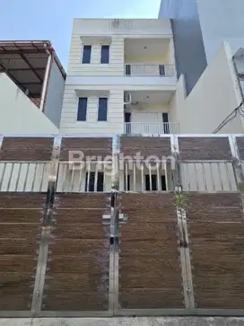 RUMAH BAGUS 3.5 LANTAI TAMAN RATU JAKARTA BARAT