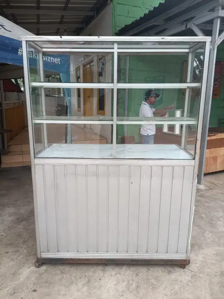 Etalase Kaca untuk Jualan