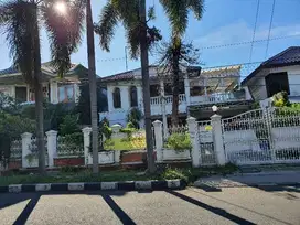 rumah lama halaman lebar dan cocok wisma.atau Kantor