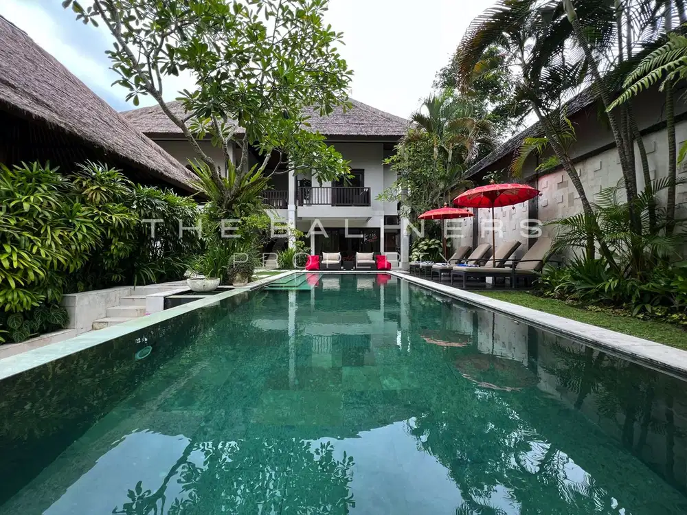 RARELY OFFEREDRIVERFRONT 4-BEDROOM VILLA 2 MINS DRIVE TO THE BEACH
