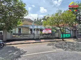 Dijual Tanah Bonus Rumah Klasik di JL. Adi Sucipto - Banyuwangi