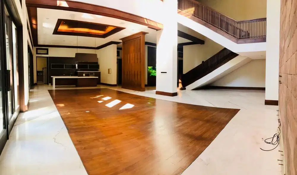 (BIG SALE) RUMAH SAYAP DAGO, BANDUNG, TAMAN LUAS DENGAN POOL, 2 LANTAI