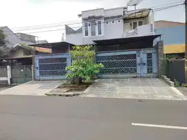 rumàh pinggiír Jalan sangat dekat Jalan utama dan  jalur Lrt