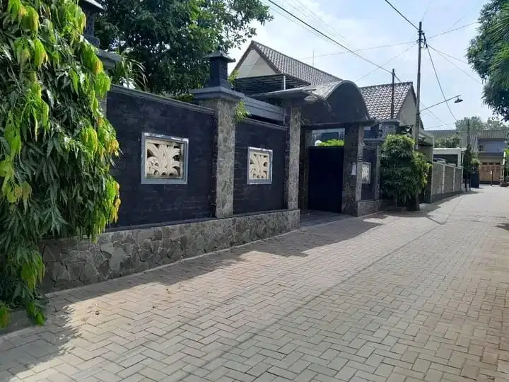 Rumah Luas Asri Halaman Luas Jalan Damai