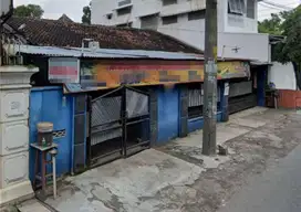 Rumah Tepi jalan raya lokasi pusat keramaian Solo