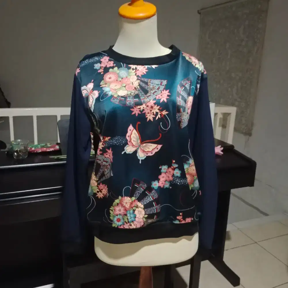Sweater Biru Corak