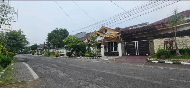 rumah mewah jalan lebar 12 m di sulfat agung raya bagus buat usaha