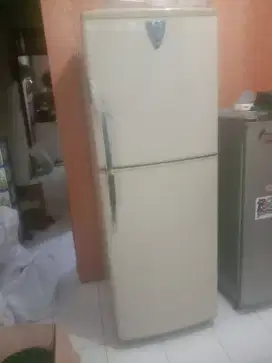 Kulkas panasonic 2 pintu di jual seken nego kondisi 80 %