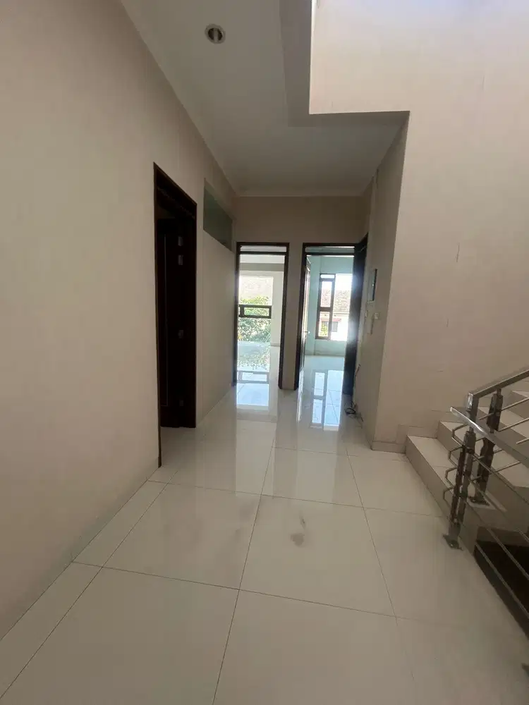 Murah rumah 3 lantai di Setraduta, jalan 2 mobil. Lingkungan oke