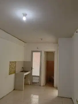 Disewakan unit kosongan 2 kamar tower emerald lt.12, view kolam renang