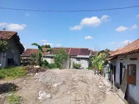 TANAH DIJUAL JOGJA dekat KAMPUS UGM , utara jl Damai akses aspal SHM P