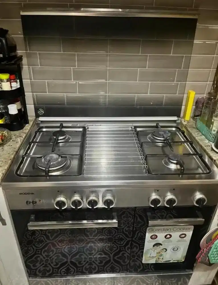 Kompor Gas 4 Tungku , 1 Oven, Modena, terawat dan siap pakai