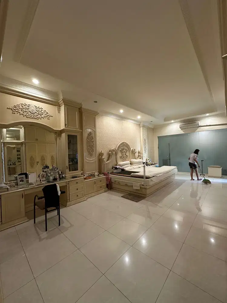 HANYA 8M an RUMAH MEWAH MARGOREJO DIJUAL SEMI FURNISH