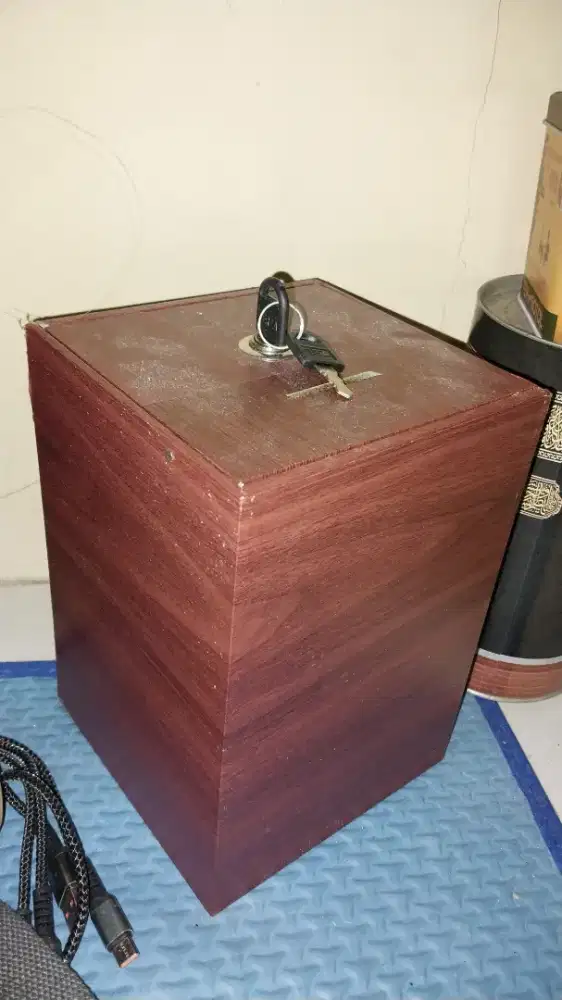 Celengan kayu ada kuncinya