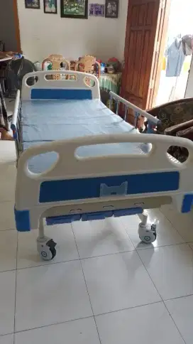 Tempat tidur rumah sakit untuk rawat inap