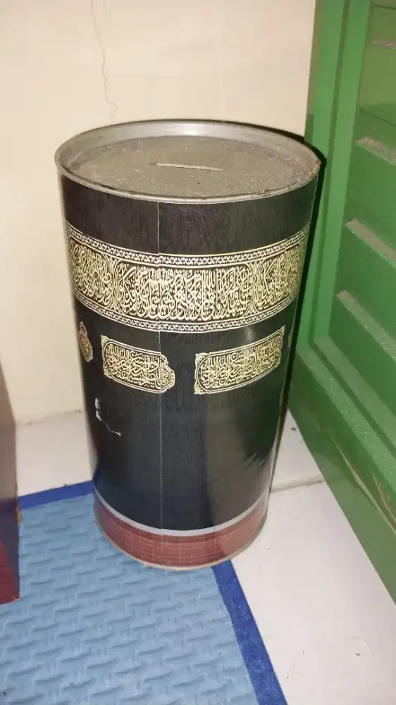 Celengan besi ada lubang d bawahnya