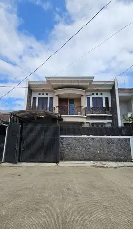 Rumah Semi Furnished Siap Huni 2 Lantai Di Taman Holis Indah Bandung