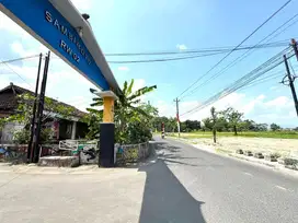 Tepi Jalan Aspal Lebar, Dekat Sekolah Budi Mulia