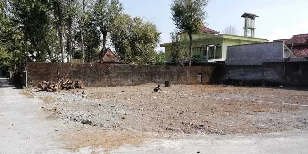 DUA MUKA: Tanah di Jalan 3 Menit UGM