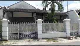 Rumah Akses Aspal Lebar di Banyuanyar