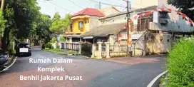 Rumah Dalam Komplek Hoek Jalan Lebar Benhil Sudirman Jakarta Pusat