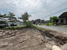 400 Meter ke Jl Wates km 4, 8 Menit Malioboro, Tepi Aspal