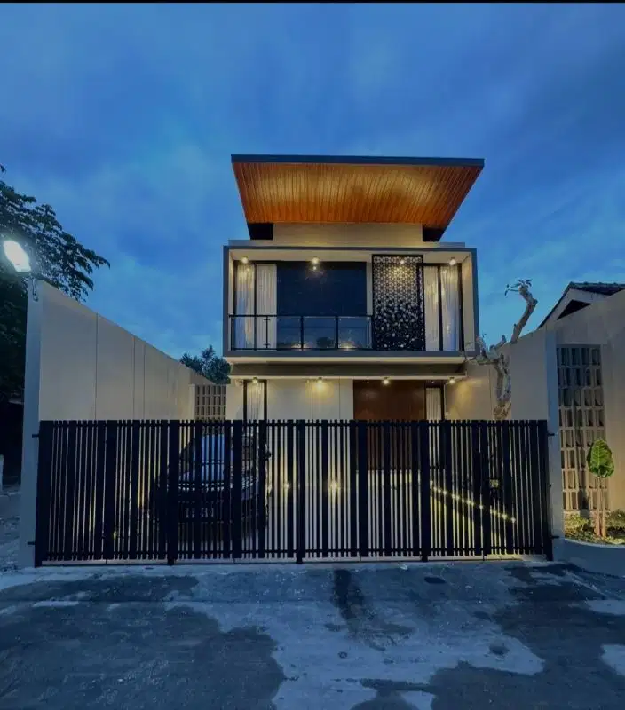 SUPERSTRATEGIS RUMAH MEWAH SIAP HUNI FULL FURNISH DEKAT KEMANAPUN