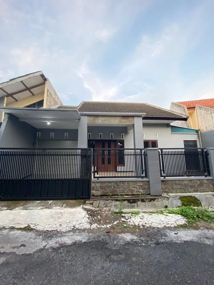 Rumah besar luas 210 di tata surya dinoyo samping kampus cocok bwt kos