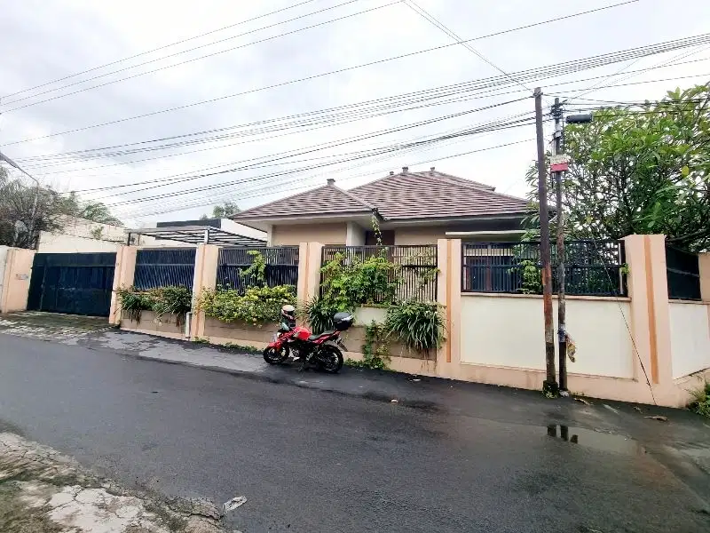 Rumah Mewah 402m² Strategis Tengah Kota