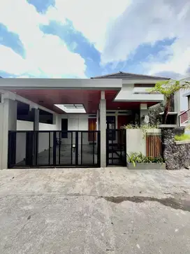 RUMAH TROPIS MODERN PREMIUM DENGAN TANAH LUAS DI JALAN KALIURANG KM 13