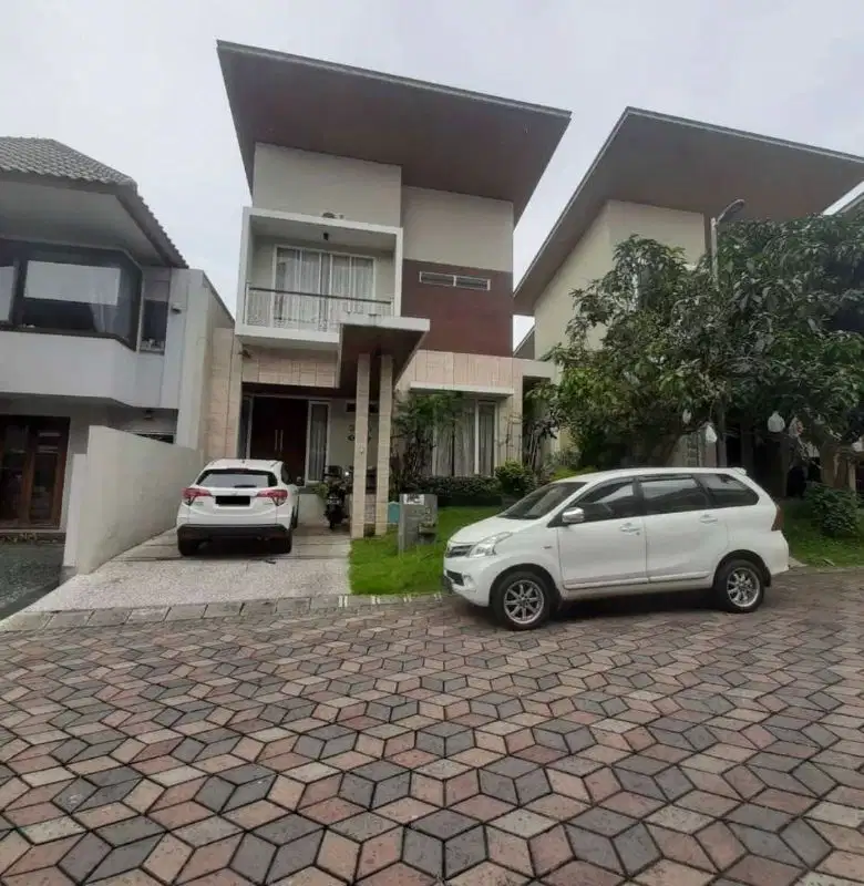 rumah di perumahan elite Ijen nirwana dekat MOG, alun-alun, UB.