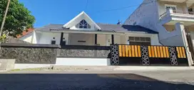 RUMAH MEWAH GAYA RETRO KLASIK dalam PERUMAHAN di JL. KALIURANG KM 12