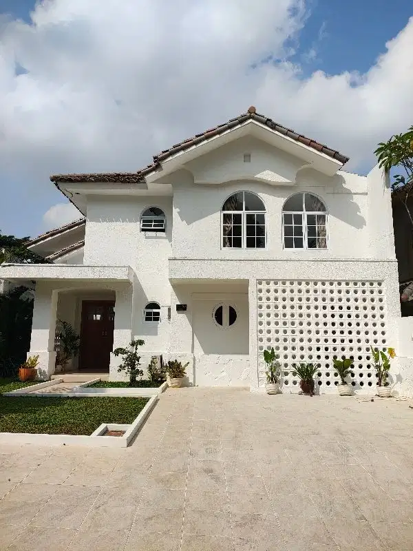 dijual rumah siap huni dan private pool di sentul city