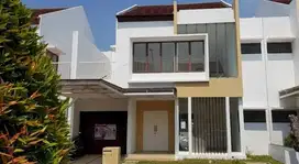 Dijual Rumah Hoek 300m² Lantana JGC
