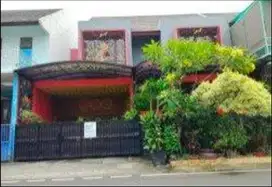 Rumah Pinggir Jalan Depan Fasum Sangat Dekat LRT