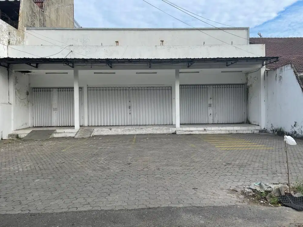 DISEWAKAN TEMPAT USAHA KOMERSIAL DEKAT CAFE, HOTEL & BANK