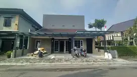 Rumah Eksklusif di Singgasana Pradana Dijual!  Dengan Open Space Luas
