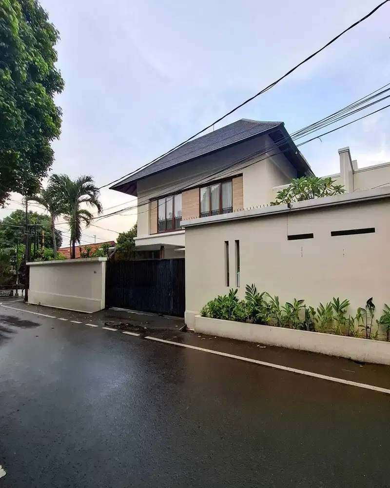 Dijual Rumah Siap Huni Modern Tropis Posisi Hoek Lokasi Premium Cipete