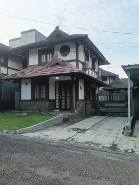 Di jual cepat rumah di Sentul city depan green area dengan viewgunung