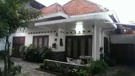 RUMAH TUA 4 KAMAR TIDUR DI BENHIL