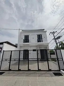 Rumah Hook Sutorejo Baru Gress Row Jalan Super Lebar