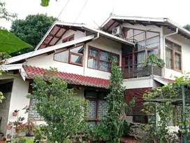 jual rumah Luas di jln Dago, bandung, Lokasi bagus.