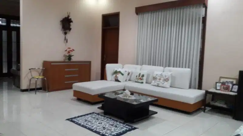 rumah mewah luas 400 jl bunga hanya 100 m dr poros bunga cengkeh suhat