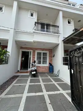 RUMAH MRT BLOK A KEBAYORAN BARU JAKARTA SELATAN