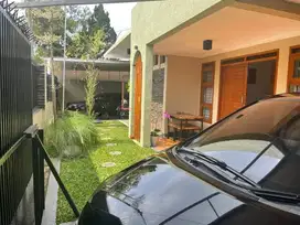 Rumah besar 2 lantai dijual dibawah Harga Pasar, di Antapani Bandung.